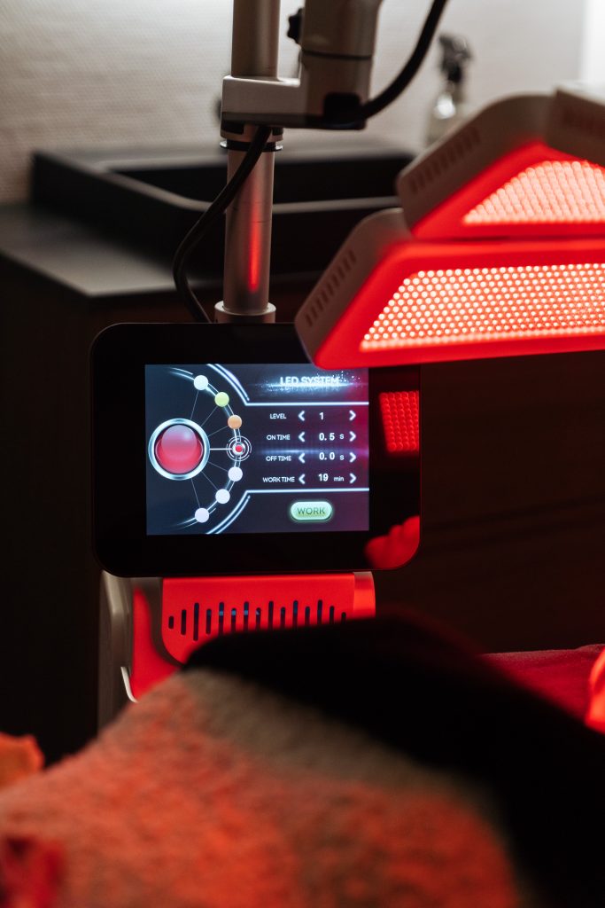 LED-paneel boven een klant, met het scherm in beeld