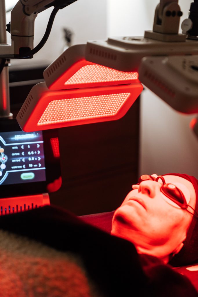 LED-paneel met rood licht tijdens een sessie